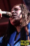 Joy White (Jam) with The House Of Riddim Band 12. Reggae Jam Festival - Bersenbrueck 12. August 2006 (12).jpg